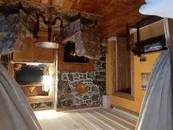 Espace salon avec télé câblée